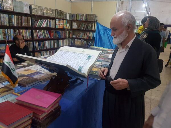 بازدید استاد کاک حسن امینی از نمایشگاه کتاب در سنندج